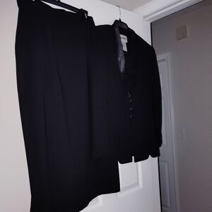 Elegant Black Women's Skirt Suit with Satin Detail sz 16